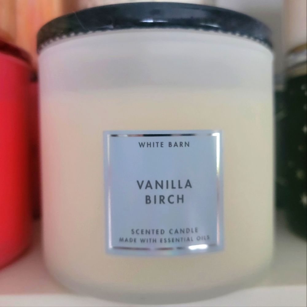 Bath & Body Works/White Barn “VANILLA BIRCH” 3-wick Candle GLASS LID